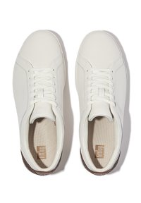 Weiße Leder-Sneaker mit Schnürdesign, strukturiertem grauem Gummisohle und beigem Stofffutter, das ein dezentes Branding-Detail auf der Zunge aufweist.