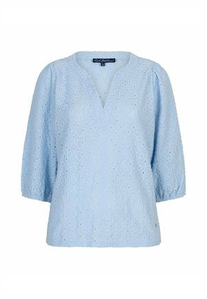 Lichtblauwe blouse met oogjeskantpatroon, driekwart pofmouwen en een lichte V-hals.