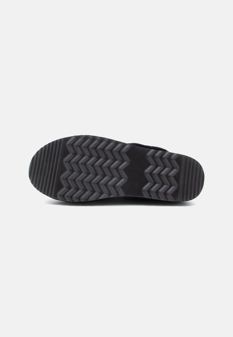 Semelle de chaussure en caoutchouc noir avec un motif de semelle à zigzag, de forme plate, texture lisse, sans branding ni accents visibles.