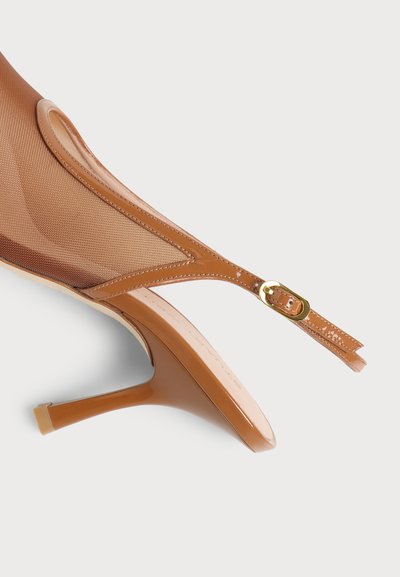 Chaussure à talon haut slingback en cuir verni couleur tabac avec panneaux latéraux en mesh et boucle dorée sur une bride réglable.