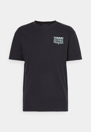 Zwarte katoenen t-shirt met korte mouwen, ronde hals en vooraan grafische tekst met "TOMMY" en "1985" in lichtblauw.