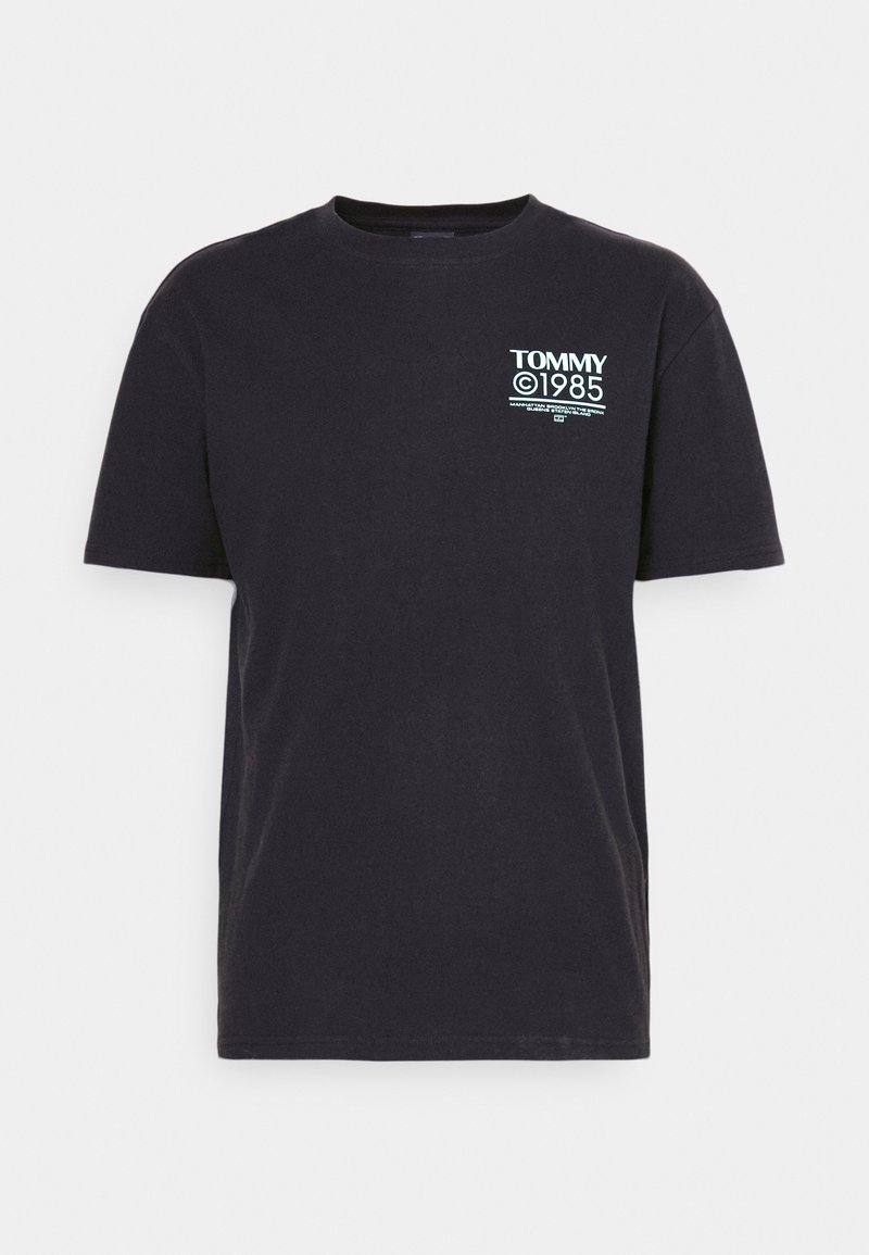Czarna bawełniana koszulka z krótkim rękawem, okrągłym dekoltem i grafiką na froncie z napisem "TOMMY" i "1985" w jasnoniebieskim kolorze.