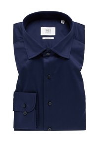 Granatowa koszula z nowoczesnym krojem. Posiada klasyczny kołnierzyk, zapięcie na guziki z przodu oraz mankiet zapinany na jeden guzik. Gładka faktura materiału.