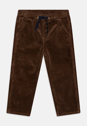 Bruine corduroy broek met verticale ribbels, een elastische tailleband met een marineblauwe trekkoord en zijzakken voor functionaliteit.