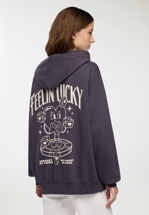 Felpa con cappuccio grigio antracite che presenta una grande grafica sulla schiena di un personaggio da cartone animato con dadi e testo. Vestibilità comoda.