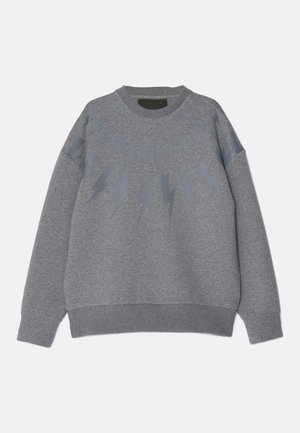 Grå sweatshirt med rund halsudskæring, prydet med et lynmønster i en lidt mørkere nuance hen over brystet. Blødt stof, afslappet pasform.