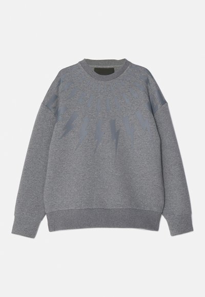 Grå sweatshirt med rund halsringning, prydd med ett blixtmönster i en något mörkare nyans över bröstet. Mjuk tyg, avslappnad passform.
