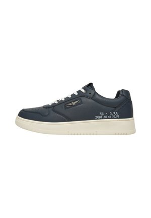 Sneaker in pelle blu con lacci bianchi, punta perforata, suola intermedia color crema e logo in accento argentato sul lato. Presenta un dettaglio testuale in rilievo.