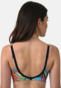 Top bikini multicolore con un vivace motivo a foglie, spalline nere, accessori regolabili e una consistenza liscia.
