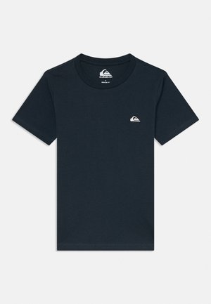 Preprosta kratka majica v temno mornarsko modri barvi z majhnim belim logotipom Quiksilver na levi strani prsnega koša in z okroglim izrezom.