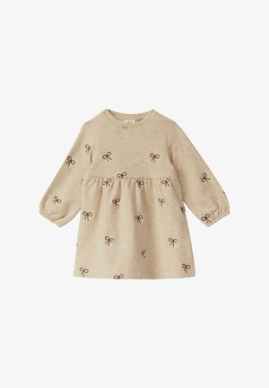 Beige jurk met lange mouwen gemaakt van zachte stof, met een geplooide taille en bordeauxrode strikborduursels overal. Ronde halslijn, elastische manchetten.