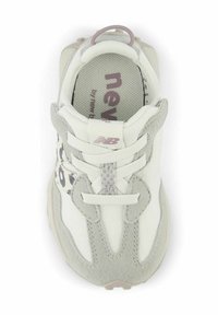 Zapatilla deportiva blanca y gris claro con materiales de malla y ante, diseñada con cordones, un cuello acolchado y acentos de logo en el costado.