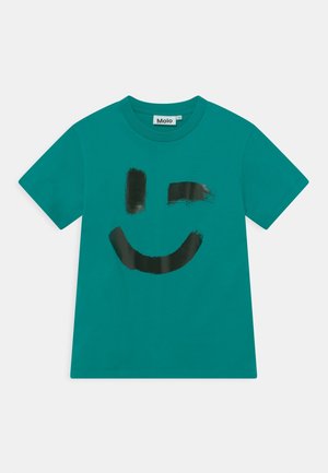 Tyrkis kortærmet t-shirt med et sort malet blinkende smiley-ansigt på fronten og rund halsudskæring.