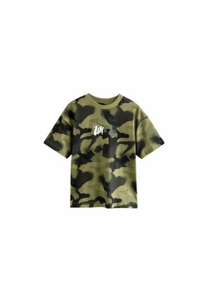 Camiseta de manga corta verde de camuflaje con cuello redondo y un estampado gráfico blanco en el frente, que presenta varias tonalidades de verde y negro.