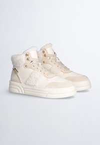 Sneakers alte in crema e beige, con una tomaia testurizzata, foderati in pelliccia sintetica, dettagli in oro e colletto imbottito. Suola bianca.