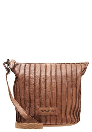 Braune Umhängetasche aus Leder mit vertikalen gesteppten Streifen und verstellbarem Riemen, vorne mit dem Markenzeichen "FREDsBRUDER" auf einem Aufnäher.