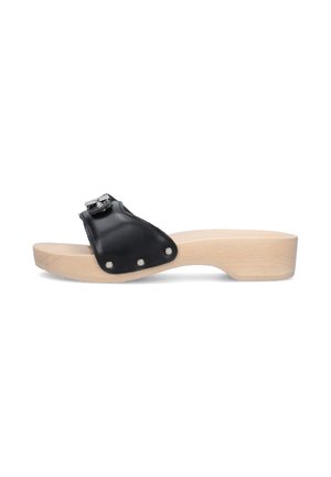Zoccolo con suola di legno, tacco rialzato e cinturino in pelle nera con tre rivetti metallici e fibbia regolabile argentata.