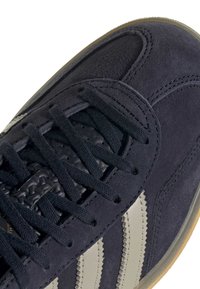 Thumbnail Image 9