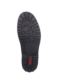 Czarna gumowa podeszwa buta z teksturowanym wzorem bieżnika, z krzyżowymi wypustkami i czerwonym akcentem z logo na środku.