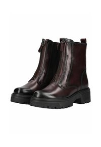 Botas de tobillo de cuero burdeos con cremalleras laterales dobles, punteras redondeadas negras y suelas de goma texturizadas para mayor tracción.