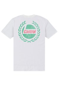 Bílé bavlněné tričko s krátkým rukávem a kulatým výstřihem, na němž je zelené a růžové logo Castrol s designem vavřínového věnce na zadní straně.