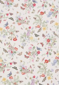 Tessuto con motivo floreale caratterizzato da fiori colorati, farfalle e uccelli su uno sfondo bianco, con dettagli raffinati e texture varie.