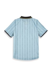 Camisa de manga corta azul claro con rayas verticales y un cuello negro, adornada con un patrón amarillo a lo largo del escote.