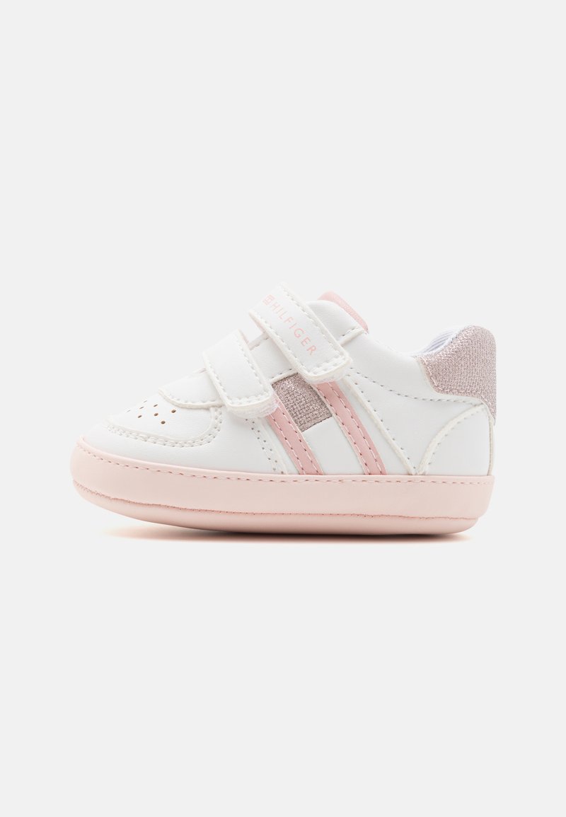 Sneaker bianco con accenti rosa, due fasce in Velcro, punta perforata e tomaia in pelle liscia. Presenta un tallone in tessuto morbido e un dettaglio con logo.