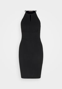 Robe noire sans manches, cintrée, avec col licou et petite ouverture en forme de trou de serrure à l'avant, longueur genou, sur fond gris clair uni.