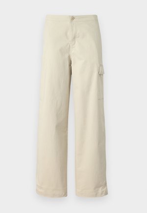 Puha pamutból készült bézs cargo nadrág, egyenes szabású, elöl gombos, oldalsó zsebével, amelyen fedél található.