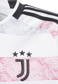 Maglia della Juventus FC bianca con un design testurizzato e dettagli rosa. Presenta un colletto a tre strisce nere e un logo ricamato con stelle.