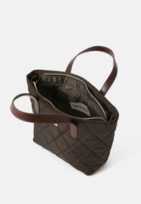 Prošívaná tmavě hnědá kabelka s dvěma koženými uchy a zipovou vnitřní kapsou, uvnitř značky Barbour.