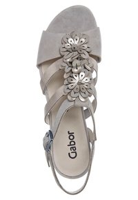 Sandale pour femmes en daim beige avec ornements floraux, bride cheville réglable et design à bout ouvert de la marque Gabor.