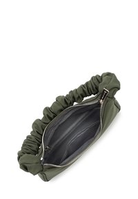 Borsa a pochette in tessuto verde khaki con design arricciato e cerniera in argento. L'interno comprende più scomparti e una fodera liscia di colore scuro.