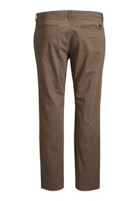 Pantalon marron à jambe droite avec poches passepoilées arrière et passants de ceinture, vu de dos sur fond blanc.