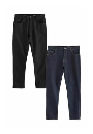 Dos pares de pantalones ajustados: uno de mezclilla negra y otro de mezclilla azul oscuro. Ambos tienen cinco bolsillos y un cierre de botón con costura en contraste.