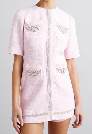 Różowa sukienka z tweedu z krótkimi rękawami, z dwoma przednimi kieszeniami ozdobionymi biżuteryjnymi aplikacjami oraz przednim zamkiem błyskawicznym z dekoracyjną lamówką.
