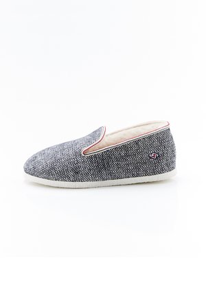 Grau-weiße Slipper mit Fischgrätmuster, weißer Sohle und rotem Rand, innen mit weichem weißem Fleece gefüttert, für den Innenbereich.