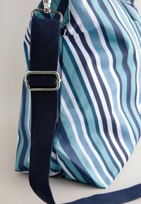 Geantă de umăr cu dungi, fabricată din material albastru, teal și alb. Dotată cu o curea din web navy și accesorii metalice, având o închidere cu fermoar.