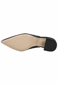 Scarpa nera in suede con punta affusolata e suola beige liscia. Presenta un tacco sottile e leggermente impilato e un design minimalista.