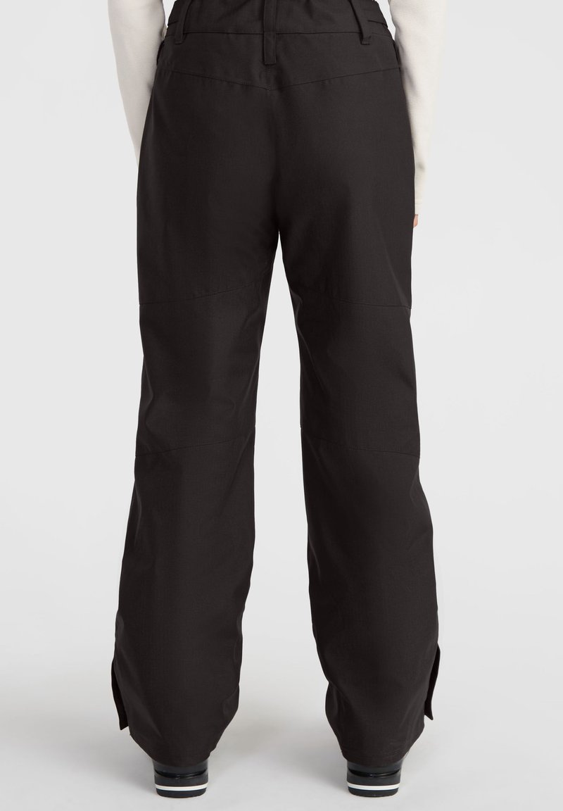 Schwarze Hose mit einer lässigen Passform, aus strapazierfähigem Stoff gefertigt. Zu den Merkmalen gehören vertikale Nähte, Reißverschlüsse an den Knöcheln und ein hoher Taillenbund.