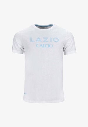 T-shirt blanc en coton avec les textes imprimés "LAZIO" et "CALCIO" en bleu clair. Manches courtes, col rond, et design sobre.