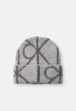 Graue, fuzzy Mütze mit einem dunkler grauen, abstrakten, kreisförmigen und linearen Muster auf weißem Hintergrund.