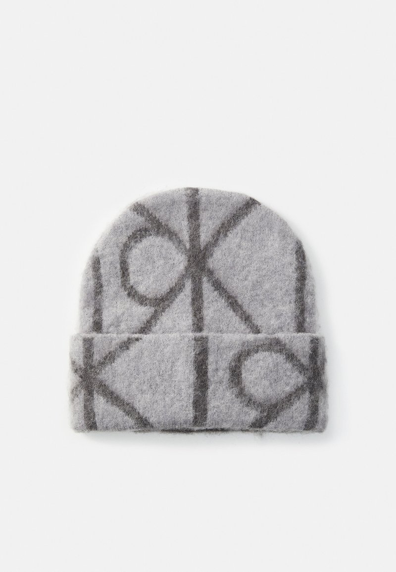 Grå, mjuk mössa med mörkare grå abstrakt cirkulär och linjär mönstring på en vit bakgrund.