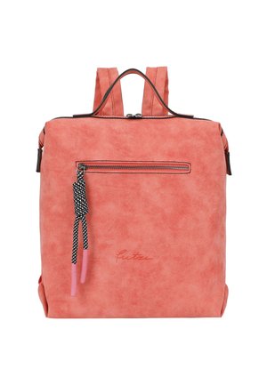 Korallenfarbener Rucksack aus Kunstleder mit einem Tragegriff oben, verstellbaren Riemen, Frontreißverschlusstasche und schwarzer Ziernaht. Verziert mit einem dekorativen Quaste.