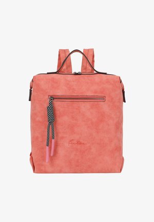 Korallenfarbener Rucksack aus Kunstleder mit einem Tragegriff oben, verstellbaren Riemen, Frontreißverschlusstasche und schwarzer Ziernaht. Verziert mit einem dekorativen Quaste.