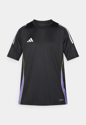 T-shirt de sport noir à manches courtes, avec des rayures blanches sur les épaules, des accents verts et violets, et un logo brodé sur la poitrine.