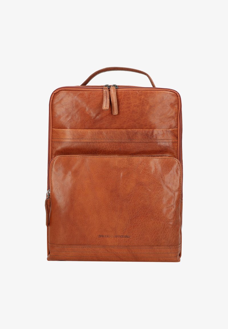 Brauner Leder-Rucksack mit strukturierter Oberfläche, doppeltem Reißverschluss und Vorderfach. Verfügt über einen Handgriff an der Oberseite und eine minimale Markenkennzeichnung an der Unterseite.