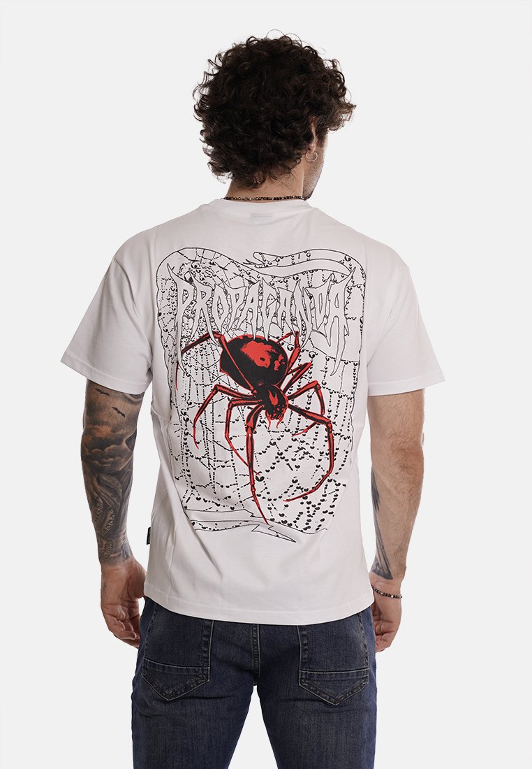 T-shirt bianca in cotone con grafica di un ragno nera e rossa sulla schiena, con un design a ragnatela e il testo "PROPAGANDA" sopra.