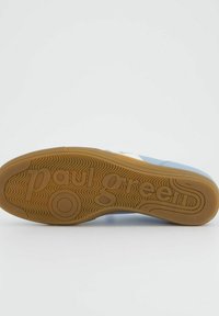 Světle modré tenisky s gumovou podrážkou, která je zdobená vlnitým vzorem. Na podrážce je vyráženo "Paul Green". Čistý design s minimálními detaily.